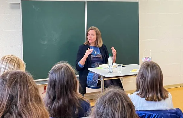 © Elly-Heuss-Gymnasium Laura Weber im Gespräch mit Schüler*innen.