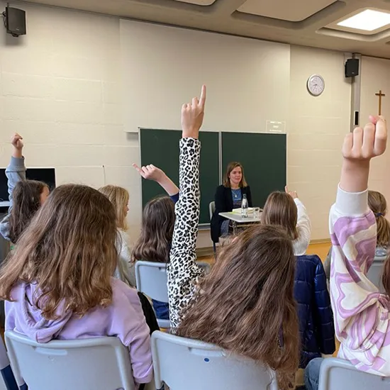 © Elly-Heuss-Gymnasium Kinder in einer Schulklasse, die Laura Fragen stellen.