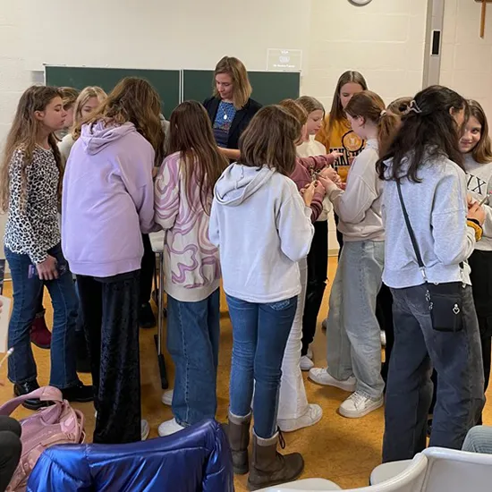 © Elly-Heuss-Gymnasium Laura im Gespräch mit den Schüler*innen.