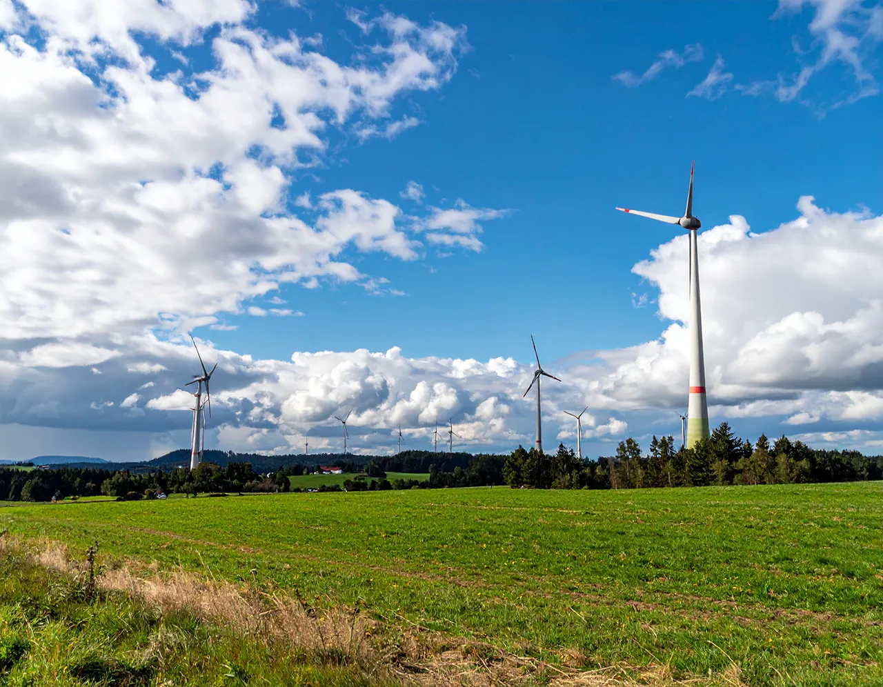 windrad Ein Windrad inmitten einer Bayerischen Landschaft.