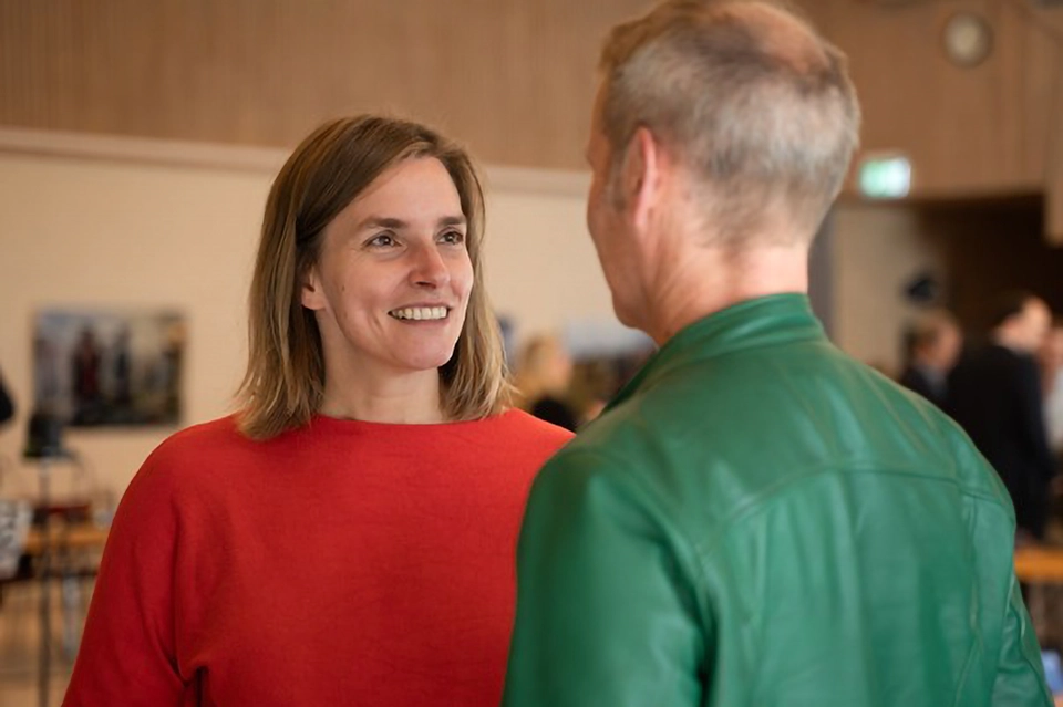 Blog | Voller Elan in die neue Wahlperiode Laura Weber im Gespräch mit einem Kollegen.